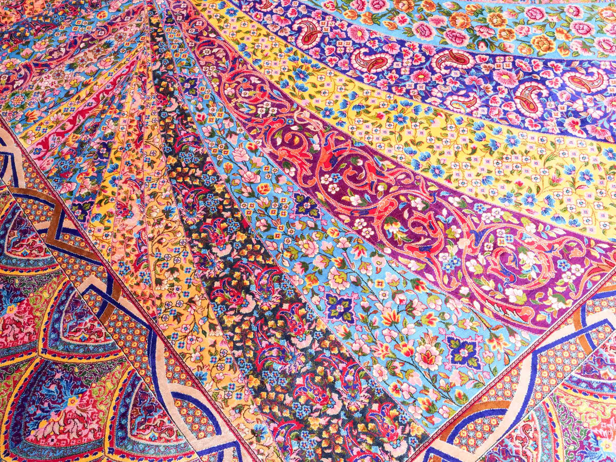 Ghom Maschinenteppich "Siyamak" 300 x 200 cm, abstrakt durchgemustert, aus pflanzlicher Seide (Viskose), Blau-Mehrfarbig. Teppichnummer: V78DB600H. Persian Luxury Collection by Khademi. Made in Iran / Persia – Vertrieb durch JUPITER Intl.