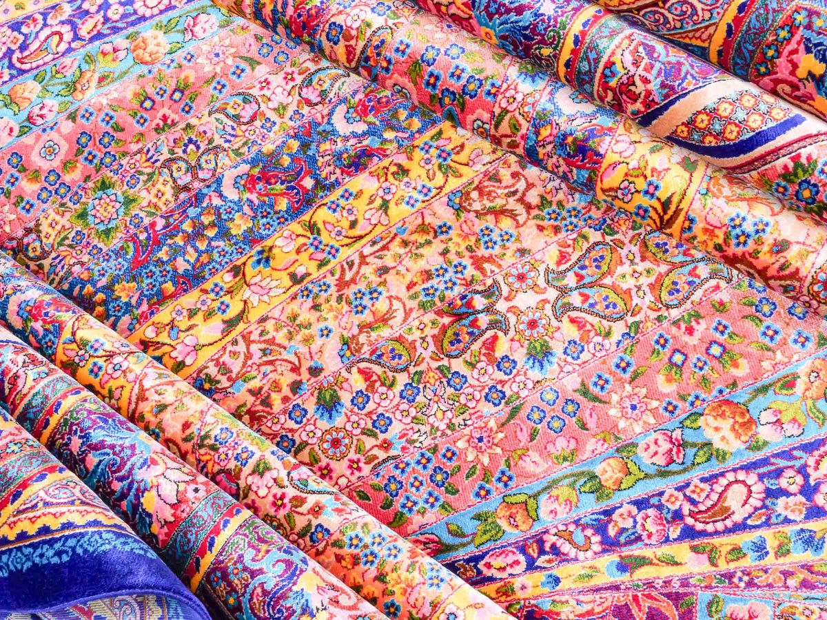 Ghom Maschinenteppich "Siyamak" 300 x 200 cm, abstrakt durchgemustert, aus pflanzlicher Seide (Viskose), Blau-Mehrfarbig. Teppichnummer: V78DB600H. Persian Luxury Collection by Khademi. Made in Iran / Persia – Vertrieb durch JUPITER Intl.