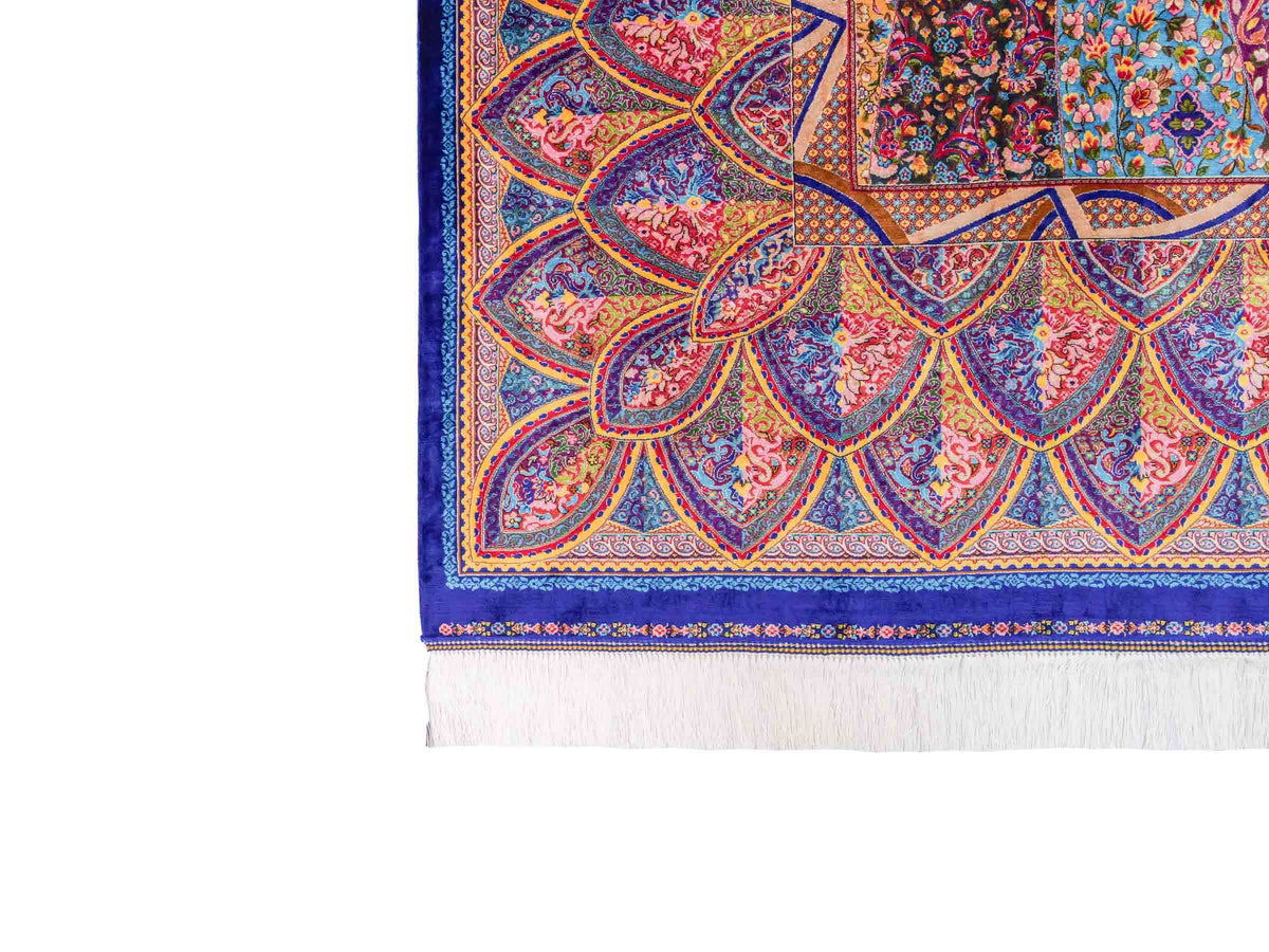 Ghom Maschinenteppich "Siyamak" 300 x 200 cm, abstrakt durchgemustert, aus pflanzlicher Seide (Viskose), Blau-Mehrfarbig. Teppichnummer: V78DB600H. Persian Luxury Collection by Khademi. Made in Iran / Persia – Vertrieb durch JUPITER Intl.