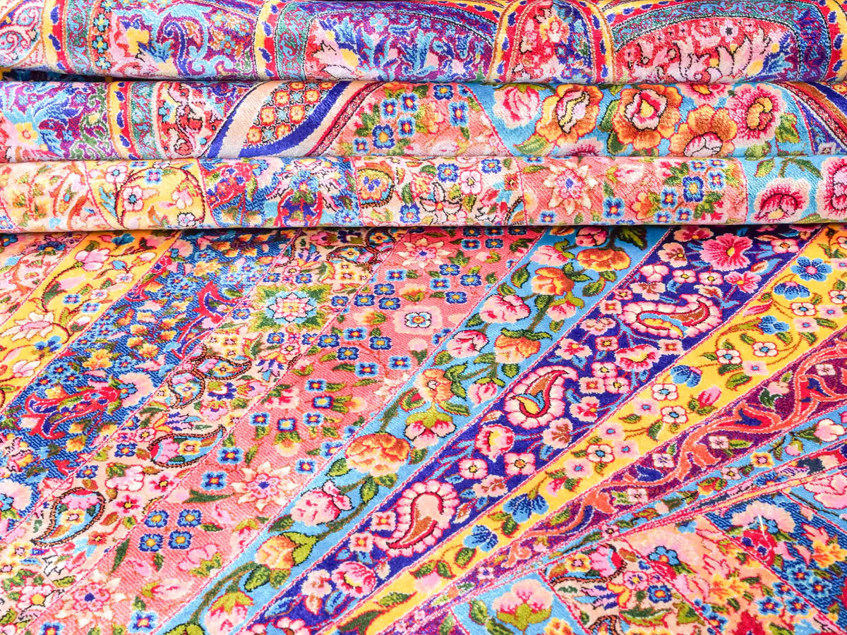 Ghom Maschinenteppich "Siyamak" 300 x 200 cm, abstrakt durchgemustert, aus pflanzlicher Seide (Viskose), Blau-Mehrfarbig. Teppichnummer: V78DB600H. Persian Luxury Collection by Khademi. Made in Iran / Persia – Vertrieb durch JUPITER Intl.