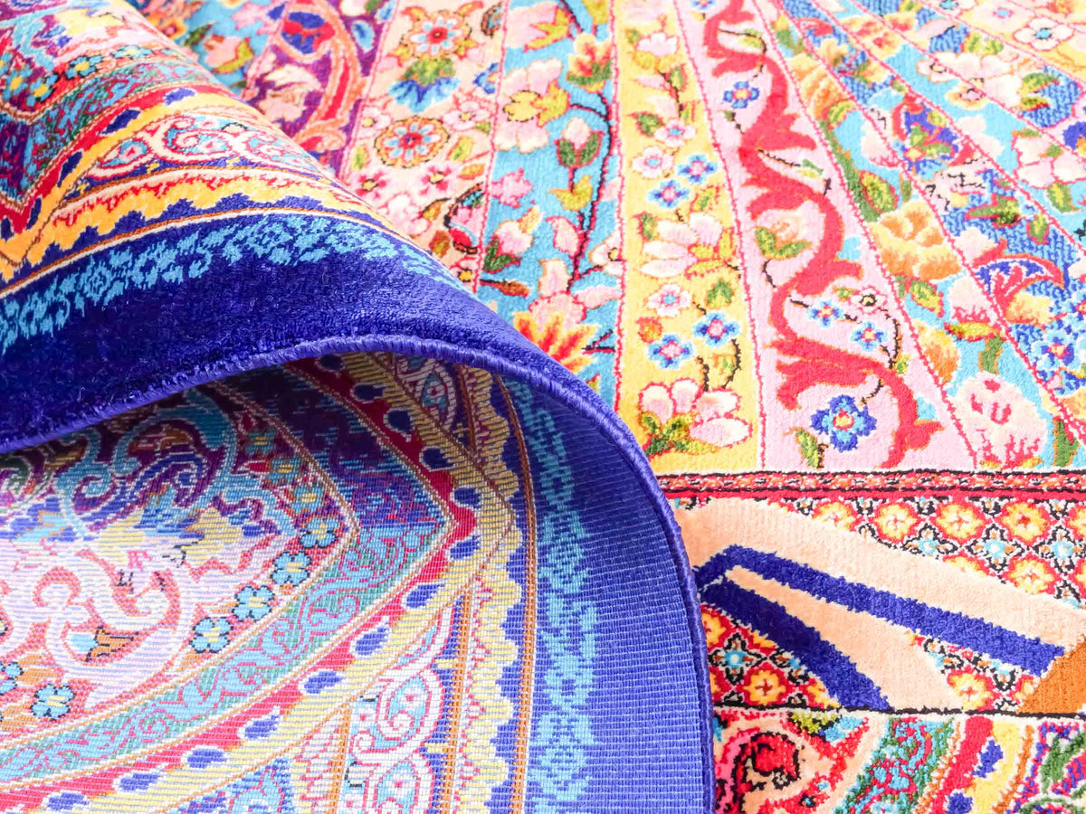 Ghom Maschinenteppich "Siyamak" 300 x 200 cm, abstrakt durchgemustert, aus pflanzlicher Seide (Viskose), Blau-Mehrfarbig. Teppichnummer: V78DB600H. Persian Luxury Collection by Khademi. Made in Iran / Persia – Vertrieb durch JUPITER Intl.