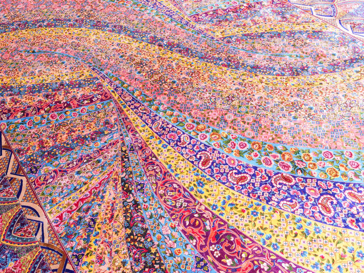 Ghom Maschinenteppich "Siyamak" 300 x 200 cm, abstrakt durchgemustert, aus pflanzlicher Seide (Viskose), Blau-Mehrfarbig. Teppichnummer: V78DB600H. Persian Luxury Collection by Khademi. Made in Iran / Persia – Vertrieb durch JUPITER Intl.