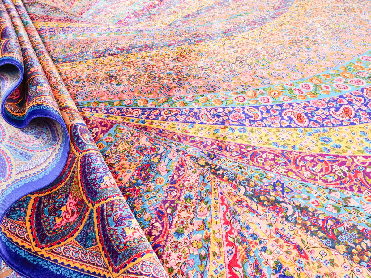 Ghom Maschinenteppich "Siyamak" 300 x 200 cm, abstrakt durchgemustert, aus pflanzlicher Seide (Viskose), Blau-Mehrfarbig. Teppichnummer: V78DB600H. Persian Luxury Collection by Khademi. Made in Iran / Persia – Vertrieb durch JUPITER Intl.