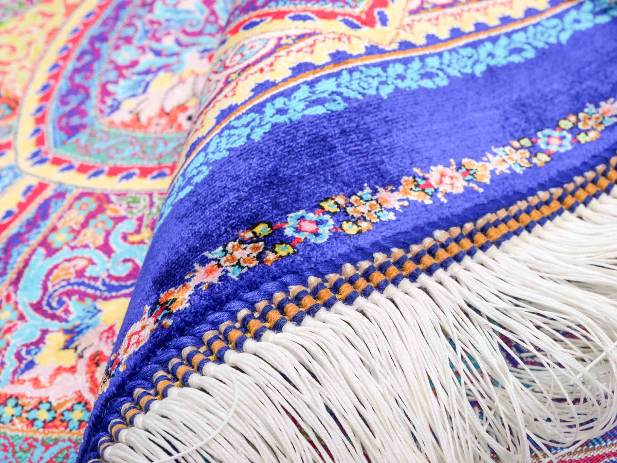 Ghom Maschinenteppich "Siyamak" 300 x 200 cm, abstrakt durchgemustert, aus pflanzlicher Seide (Viskose), Blau-Mehrfarbig. Teppichnummer: V78DB600H. Persian Luxury Collection by Khademi. Made in Iran / Persia – Vertrieb durch JUPITER Intl.