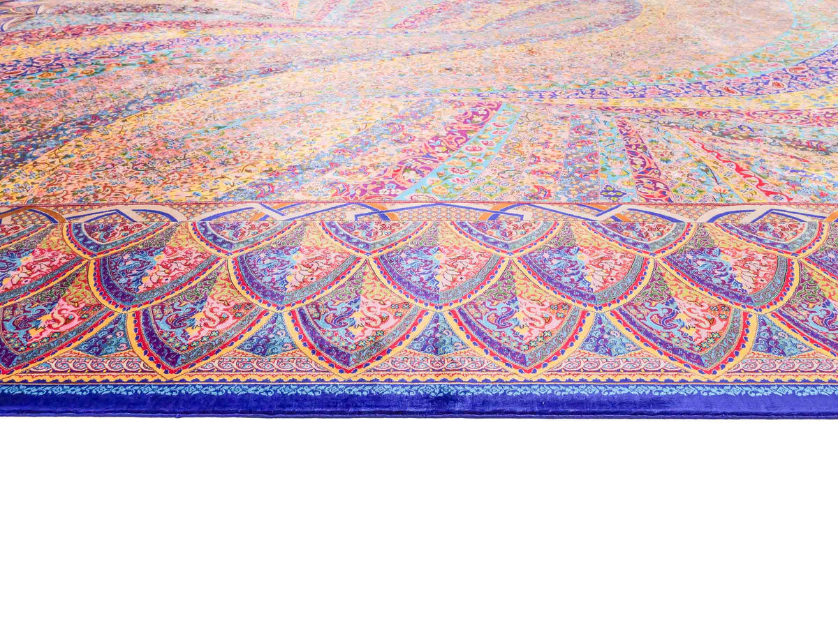 Ghom Maschinenteppich "Siyamak" 300 x 200 cm, abstrakt durchgemustert, aus pflanzlicher Seide (Viskose), Blau-Mehrfarbig. Teppichnummer: V78DB600H. Persian Luxury Collection by Khademi. Made in Iran / Persia – Vertrieb durch JUPITER Intl.
