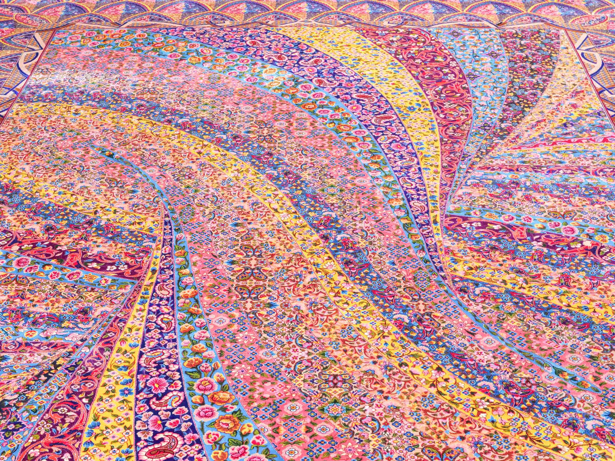Ghom Maschinenteppich "Siyamak" 300 x 200 cm, abstrakt durchgemustert, aus pflanzlicher Seide (Viskose), Blau-Mehrfarbig. Teppichnummer: V78DB600H. Persian Luxury Collection by Khademi. Made in Iran / Persia – Vertrieb durch JUPITER Intl.