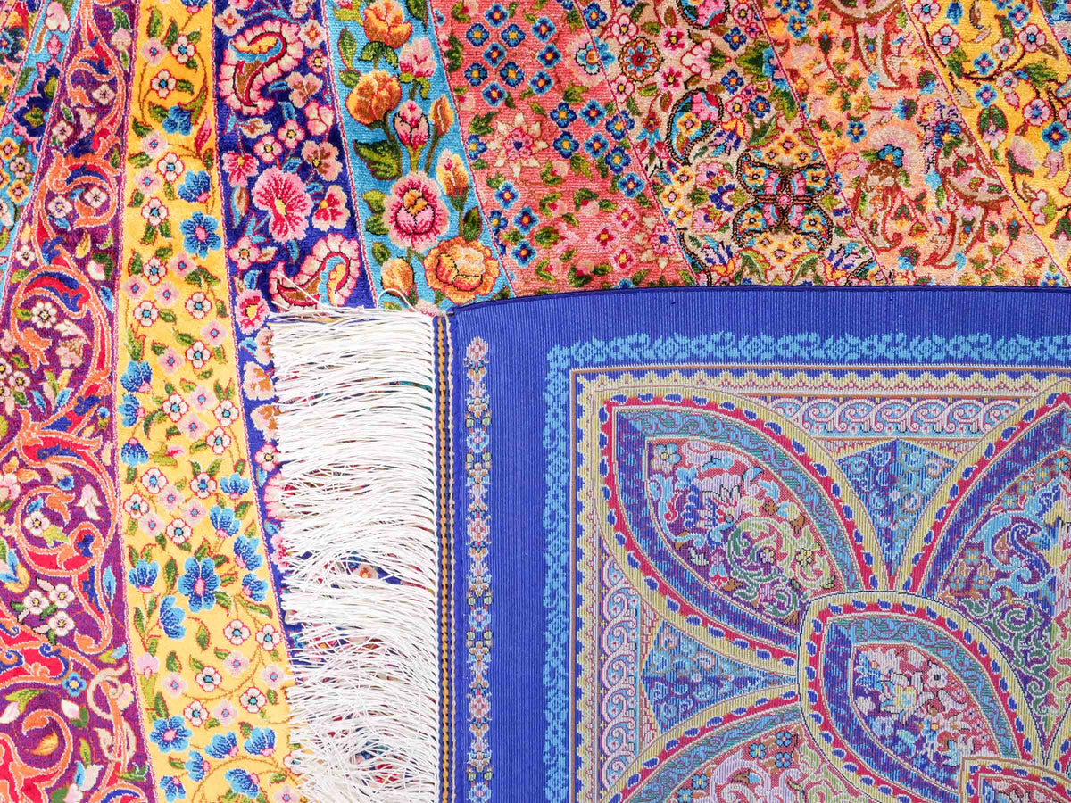 Ghom Maschinenteppich "Siyamak" 300 x 200 cm, abstrakt durchgemustert, aus pflanzlicher Seide (Viskose), Blau-Mehrfarbig. Teppichnummer: V78DB600H. Persian Luxury Collection by Khademi. Made in Iran / Persia – Vertrieb durch JUPITER Intl.