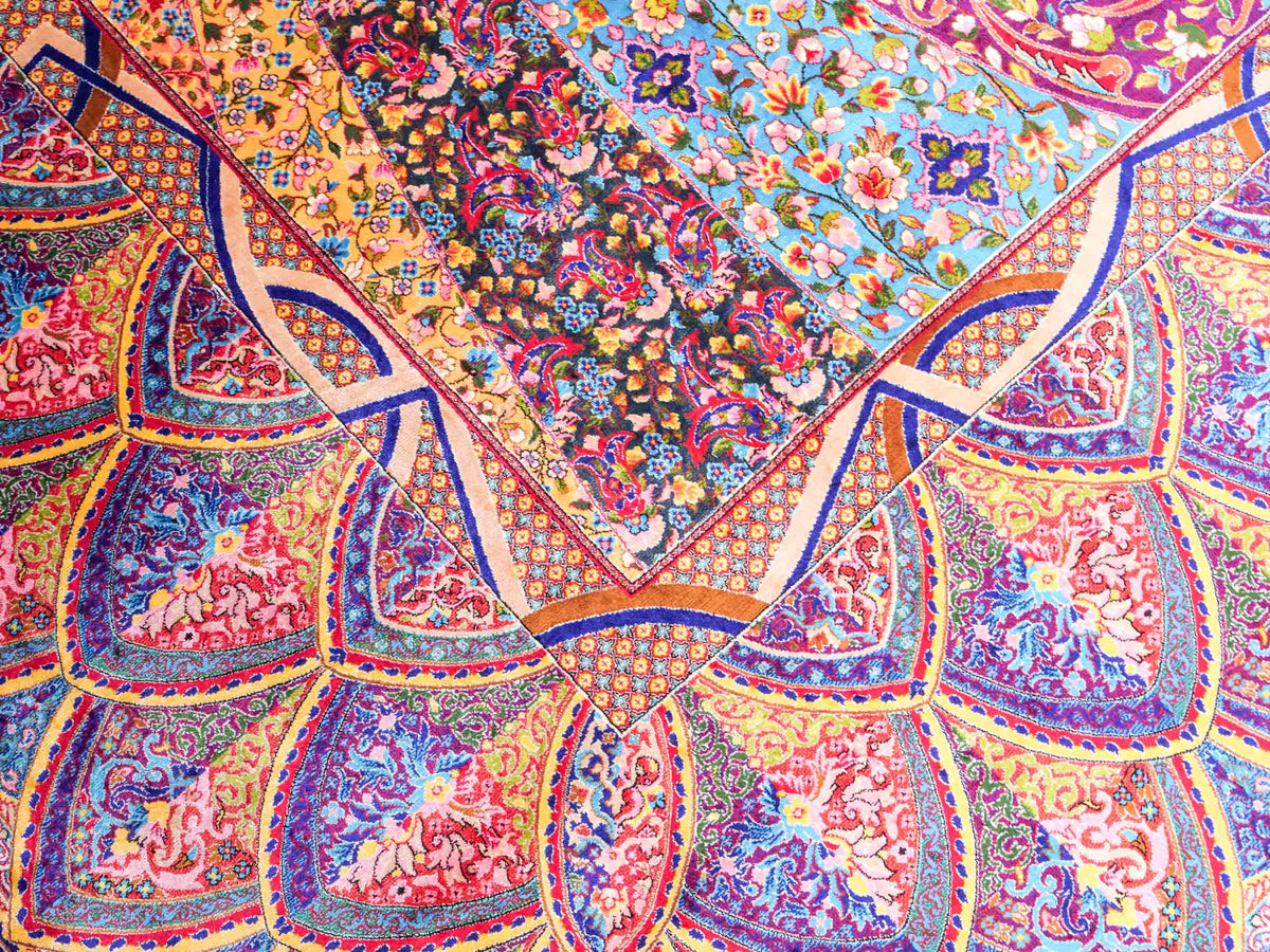 Ghom Maschinenteppich "Siyamak" 300 x 200 cm, abstrakt durchgemustert, aus pflanzlicher Seide (Viskose), Blau-Mehrfarbig. Teppichnummer: V78DB600H. Persian Luxury Collection by Khademi. Made in Iran / Persia – Vertrieb durch JUPITER Intl.