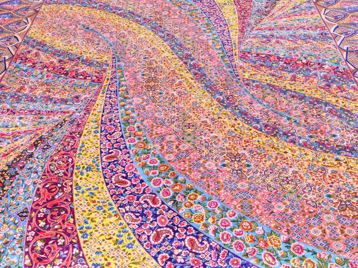 Ghom Maschinenteppich "Siyamak" 300 x 200 cm, abstrakt durchgemustert, aus pflanzlicher Seide (Viskose), Blau-Mehrfarbig. Teppichnummer: V78DB600H. Persian Luxury Collection by Khademi. Made in Iran / Persia – Vertrieb durch JUPITER Intl.