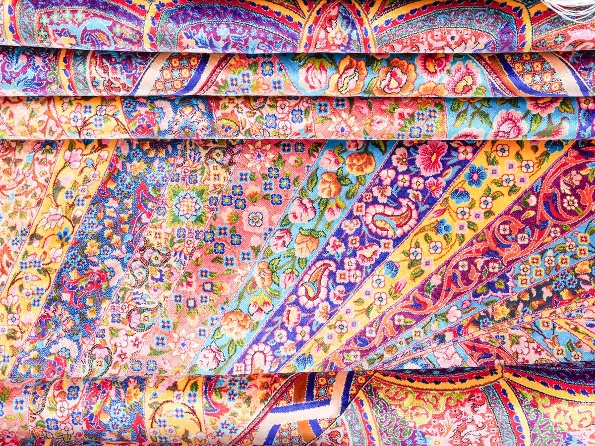 Ghom Maschinenteppich "Siyamak" 300 x 200 cm, abstrakt durchgemustert, aus pflanzlicher Seide (Viskose), Blau-Mehrfarbig. Teppichnummer: V78DB600H. Persian Luxury Collection by Khademi. Made in Iran / Persia – Vertrieb durch JUPITER Intl.