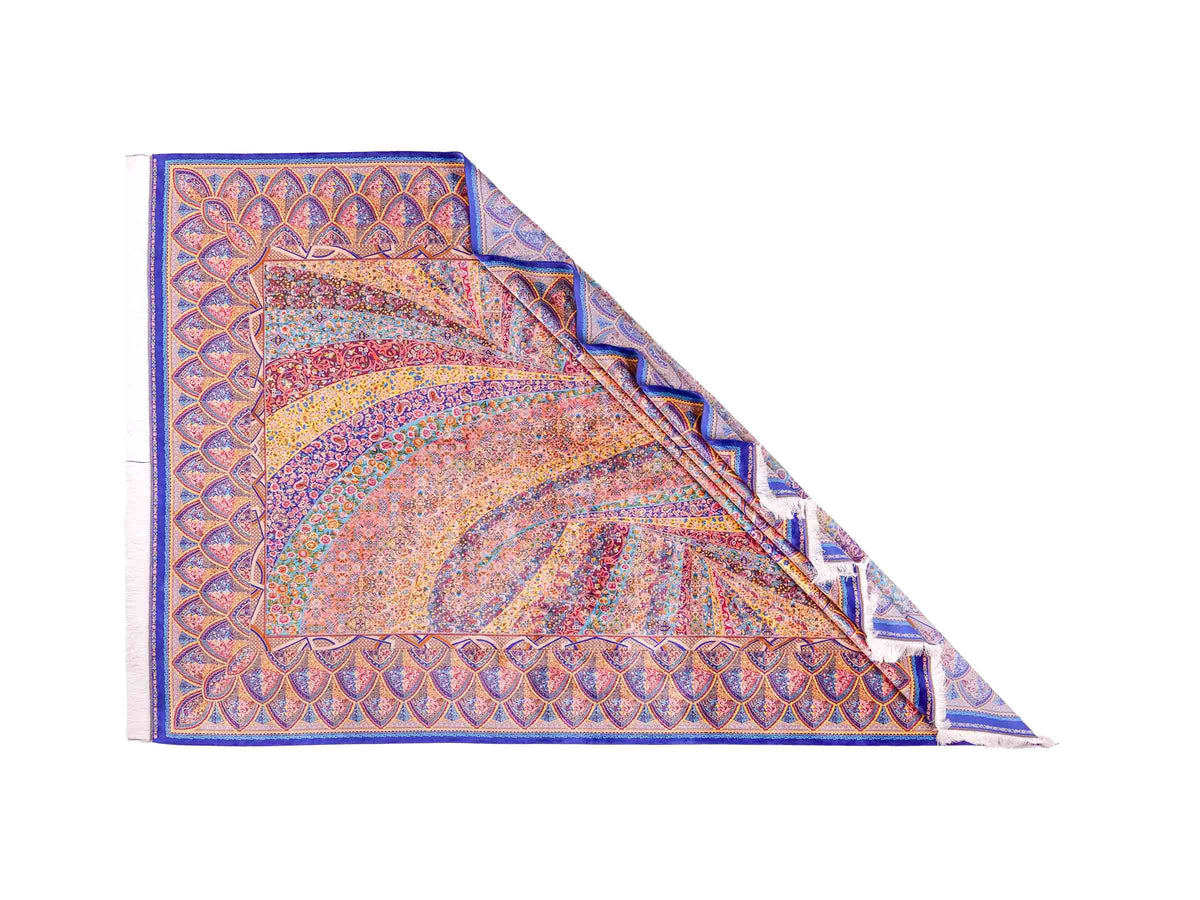 Ghom Maschinenteppich "Siyamak" 300 x 200 cm, abstrakt durchgemustert, aus pflanzlicher Seide (Viskose), Blau-Mehrfarbig. Teppichnummer: V78DB600H. Persian Luxury Collection by Khademi. Made in Iran / Persia – Vertrieb durch JUPITER Intl.