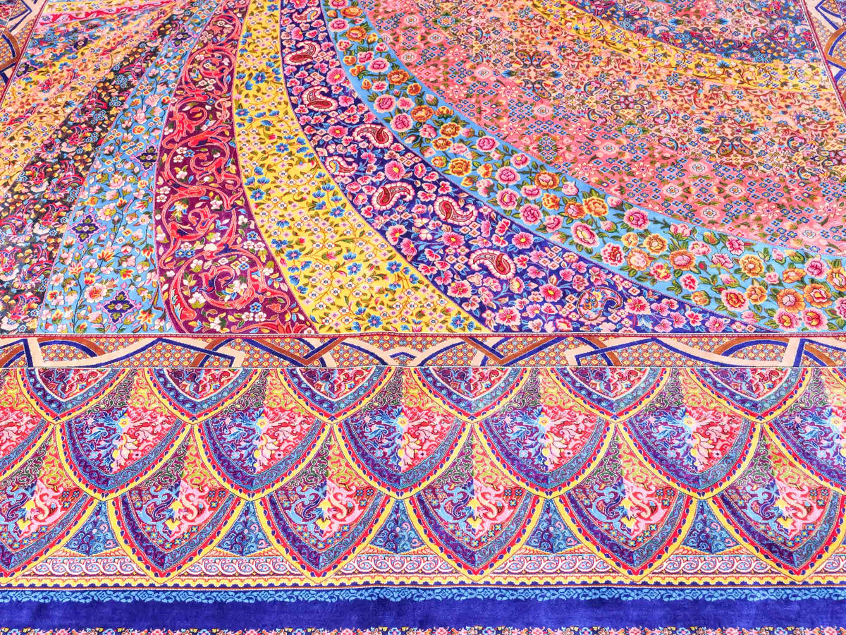 Ghom Maschinenteppich "Siyamak" 300 x 200 cm, abstrakt durchgemustert, aus pflanzlicher Seide (Viskose), Blau-Mehrfarbig. Teppichnummer: V78DB600H. Persian Luxury Collection by Khademi. Made in Iran / Persia – Vertrieb durch JUPITER Intl.