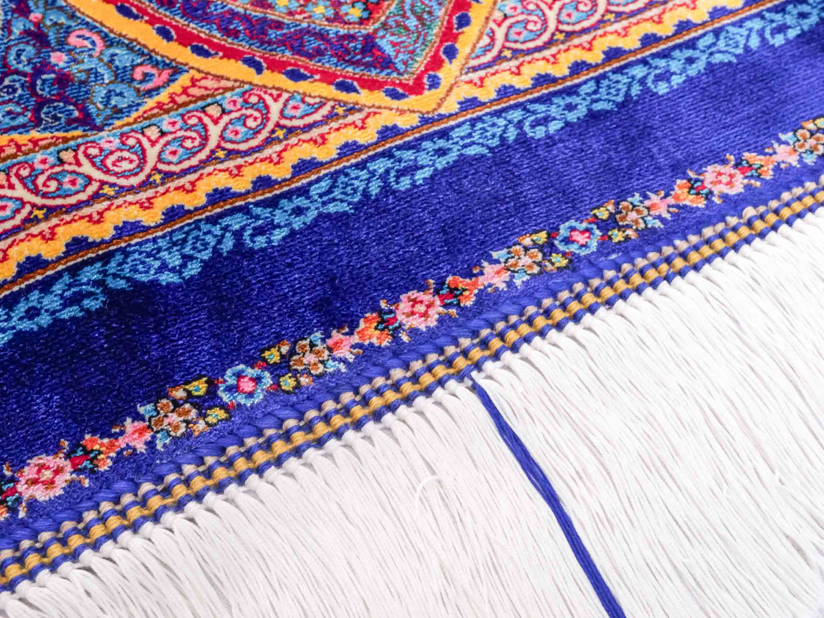 Ghom Maschinenteppich "Siyamak" 300 x 200 cm, abstrakt durchgemustert, aus pflanzlicher Seide (Viskose), Blau-Mehrfarbig. Teppichnummer: V78DB600H. Persian Luxury Collection by Khademi. Made in Iran / Persia – Vertrieb durch JUPITER Intl.
