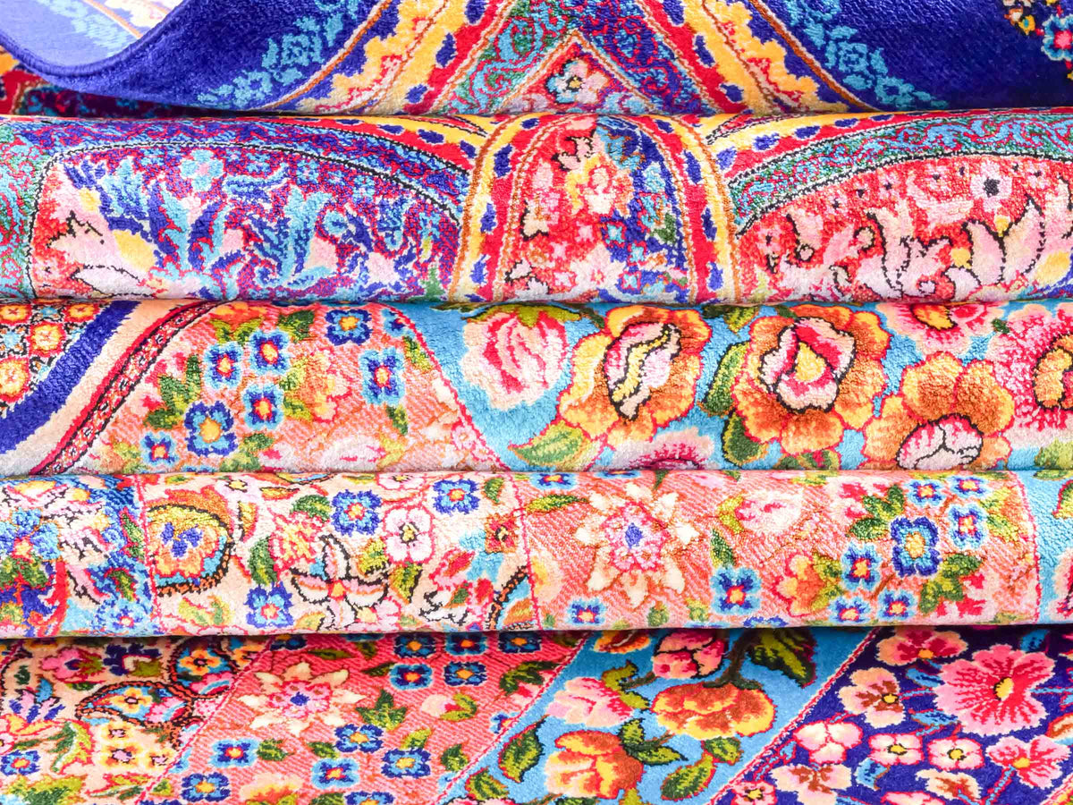 Ghom Maschinenteppich "Siyamak" 300 x 200 cm, abstrakt durchgemustert, aus pflanzlicher Seide (Viskose), Blau-Mehrfarbig. Teppichnummer: V78DB600H. Persian Luxury Collection by Khademi. Made in Iran / Persia – Vertrieb durch JUPITER Intl.