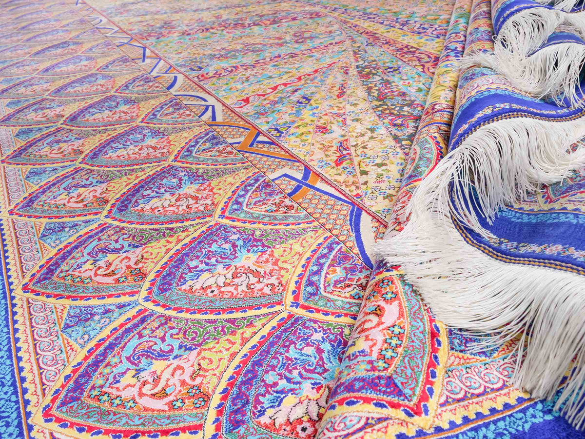 Ghom Maschinenteppich "Siyamak" 300 x 200 cm, abstrakt durchgemustert, aus pflanzlicher Seide (Viskose), Blau-Mehrfarbig. Teppichnummer: V78DB600H. Persian Luxury Collection by Khademi. Made in Iran / Persia – Vertrieb durch JUPITER Intl.