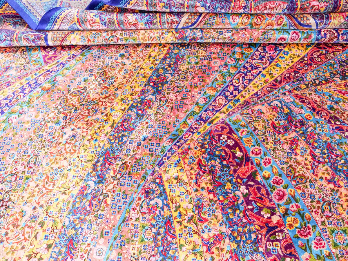 Ghom Maschinenteppich "Siyamak" 300 x 200 cm, abstrakt durchgemustert, aus pflanzlicher Seide (Viskose), Blau-Mehrfarbig. Teppichnummer: V78DB600H. Persian Luxury Collection by Khademi. Made in Iran / Persia – Vertrieb durch JUPITER Intl.