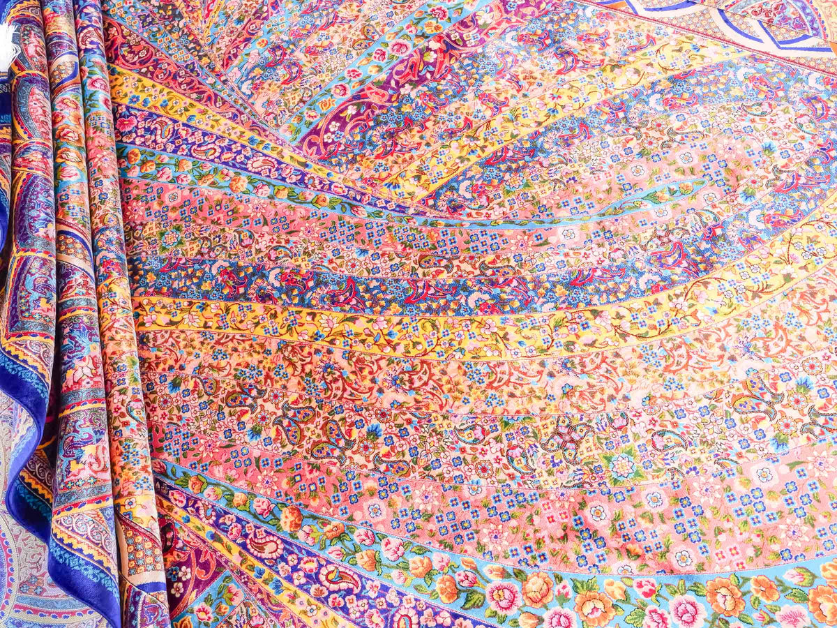 Ghom Maschinenteppich "Siyamak" 300 x 200 cm, abstrakt durchgemustert, aus pflanzlicher Seide (Viskose), Blau-Mehrfarbig. Teppichnummer: V78DB600H. Persian Luxury Collection by Khademi. Made in Iran / Persia – Vertrieb durch JUPITER Intl.