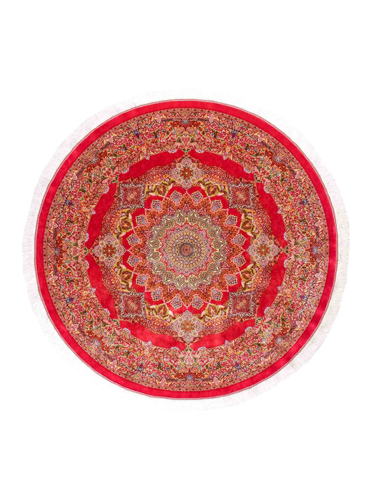 Runder Ghom Maschinenteppich "Siyavash" 170 x 170 cm, mit Medaillon, aus pflanzlicher Seide (Viskose), Rot. Teppichnummer: V79RD289H. Persian Luxury Collection by Khademi. Made in Iran / Persia – Vertrieb durch JUPITER Intl.