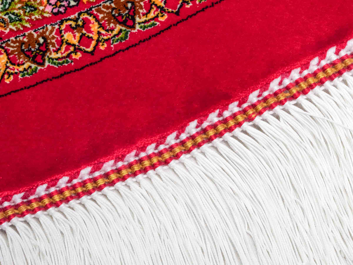 Runder Ghom Maschinenteppich "Siyavash" 170 x 170 cm, mit Medaillon, aus pflanzlicher Seide (Viskose), Rot. Teppichnummer: V79RD289H. Persian Luxury Collection by Khademi. Made in Iran / Persia – Vertrieb durch JUPITER Intl.