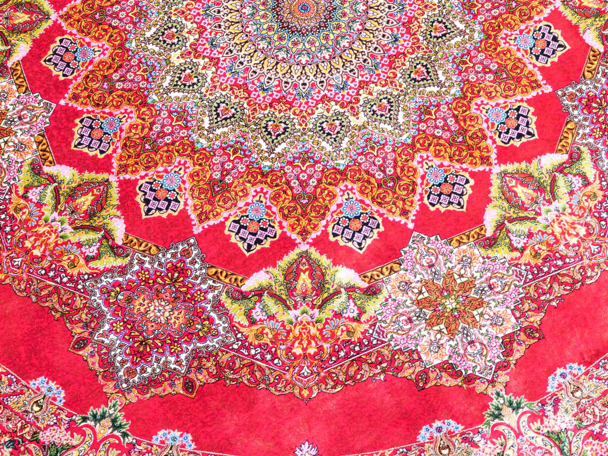 Runder Ghom Maschinenteppich "Siyavash" 170 x 170 cm, mit Medaillon, aus pflanzlicher Seide (Viskose), Rot. Teppichnummer: V79RD289H. Persian Luxury Collection by Khademi. Made in Iran / Persia – Vertrieb durch JUPITER Intl.