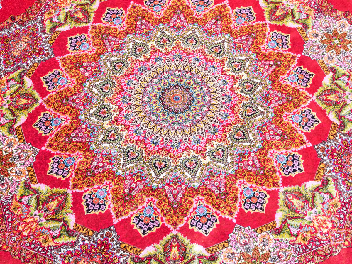 Runder Ghom Maschinenteppich "Siyavash" 170 x 170 cm, mit Medaillon, aus pflanzlicher Seide (Viskose), Rot. Teppichnummer: V79RD289H. Persian Luxury Collection by Khademi. Made in Iran / Persia – Vertrieb durch JUPITER Intl.