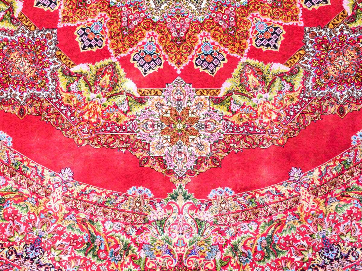 Runder Ghom Maschinenteppich "Siyavash" 170 x 170 cm, mit Medaillon, aus pflanzlicher Seide (Viskose), Rot. Teppichnummer: V79RD289H. Persian Luxury Collection by Khademi. Made in Iran / Persia – Vertrieb durch JUPITER Intl.