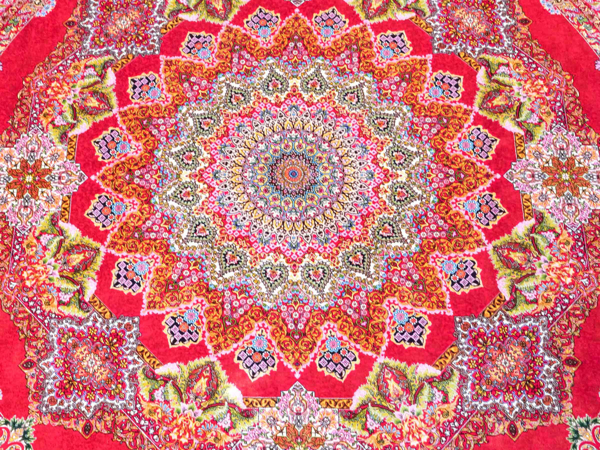Runder Ghom Maschinenteppich "Siyavash" 170 x 170 cm, mit Medaillon, aus pflanzlicher Seide (Viskose), Rot. Teppichnummer: V79RD289H. Persian Luxury Collection by Khademi. Made in Iran / Persia – Vertrieb durch JUPITER Intl.
