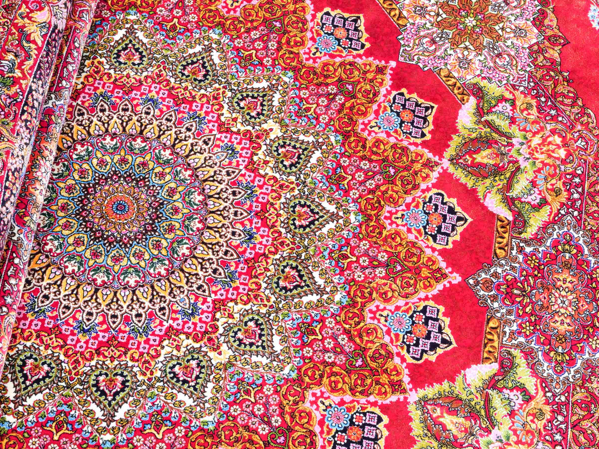 Runder Ghom Maschinenteppich "Siyavash" 170 x 170 cm, mit Medaillon, aus pflanzlicher Seide (Viskose), Rot. Teppichnummer: V79RD289H. Persian Luxury Collection by Khademi. Made in Iran / Persia – Vertrieb durch JUPITER Intl.