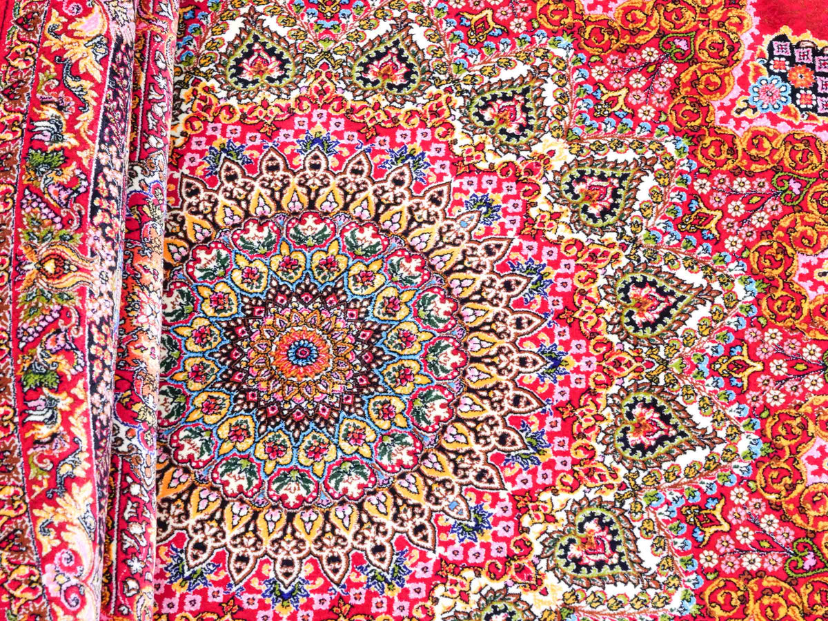 Runder Ghom Maschinenteppich "Siyavash" 170 x 170 cm, mit Medaillon, aus pflanzlicher Seide (Viskose), Rot. Teppichnummer: V79RD289H. Persian Luxury Collection by Khademi. Made in Iran / Persia – Vertrieb durch JUPITER Intl.