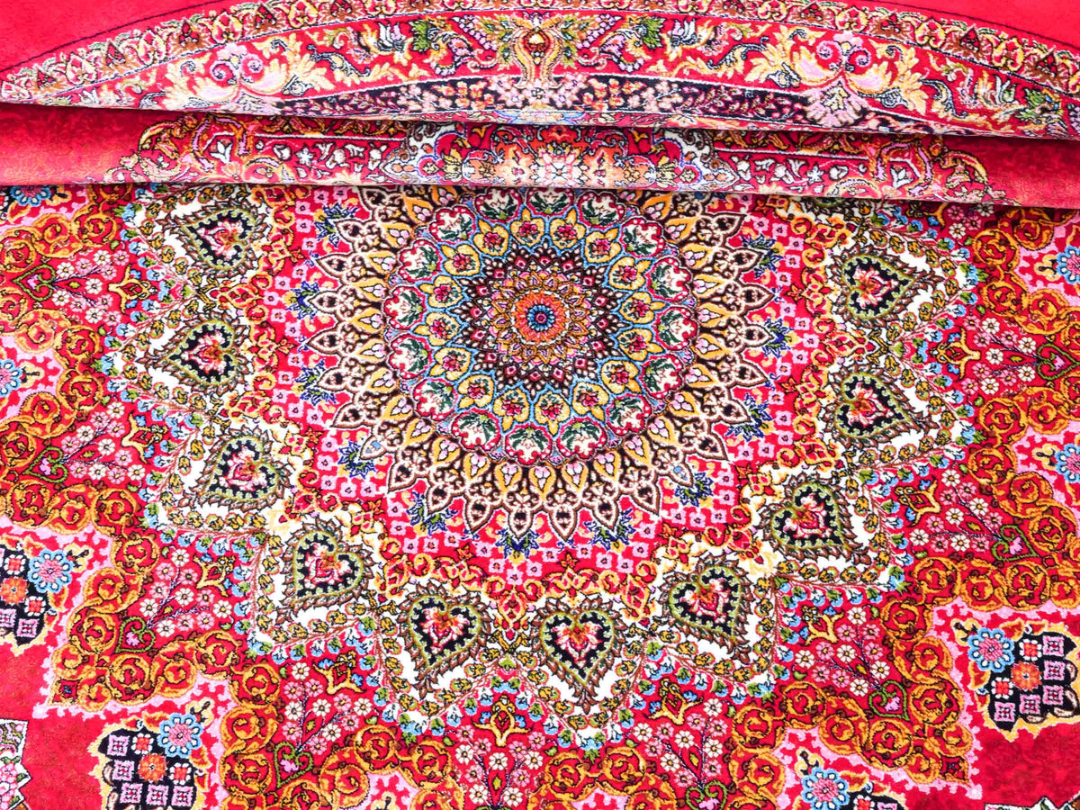 Runder Ghom Maschinenteppich "Siyavash" 170 x 170 cm, mit Medaillon, aus pflanzlicher Seide (Viskose), Rot. Teppichnummer: V79RD289H. Persian Luxury Collection by Khademi. Made in Iran / Persia – Vertrieb durch JUPITER Intl.