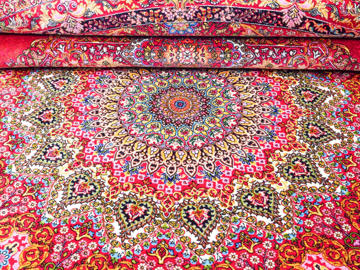 Runder Ghom Maschinenteppich "Siyavash" 170 x 170 cm, mit Medaillon, aus pflanzlicher Seide (Viskose), Rot. Teppichnummer: V79RD289H. Persian Luxury Collection by Khademi. Made in Iran / Persia – Vertrieb durch JUPITER Intl.