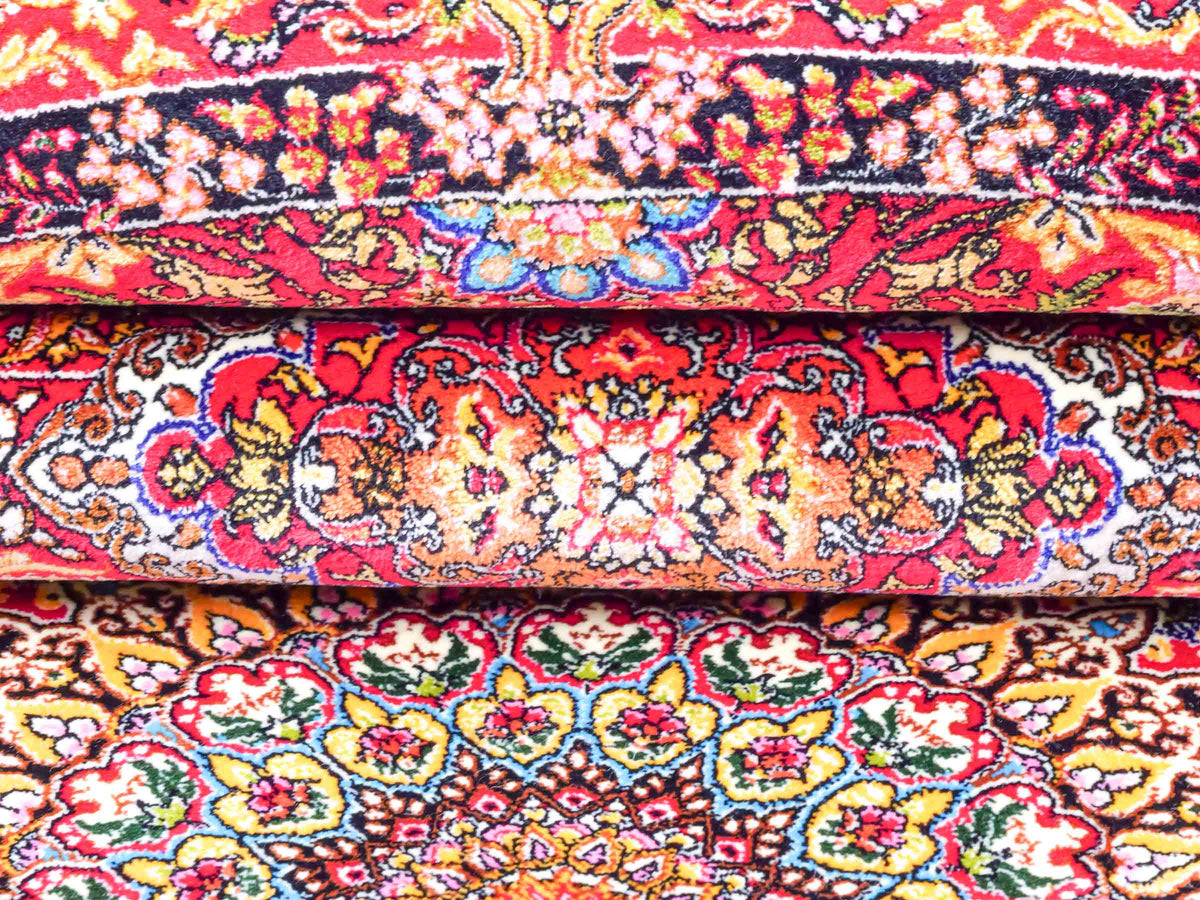 Runder Ghom Maschinenteppich "Siyavash" 170 x 170 cm, mit Medaillon, aus pflanzlicher Seide (Viskose), Rot. Teppichnummer: V79RD289H. Persian Luxury Collection by Khademi. Made in Iran / Persia – Vertrieb durch JUPITER Intl.
