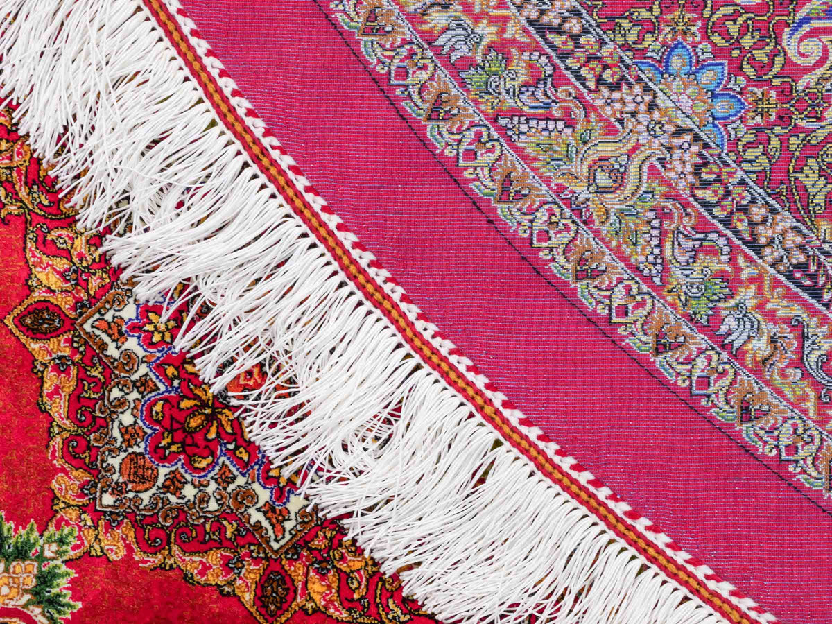 Runder Ghom Maschinenteppich "Siyavash" 170 x 170 cm, mit Medaillon, aus pflanzlicher Seide (Viskose), Rot. Teppichnummer: V79RD289H. Persian Luxury Collection by Khademi. Made in Iran / Persia – Vertrieb durch JUPITER Intl.