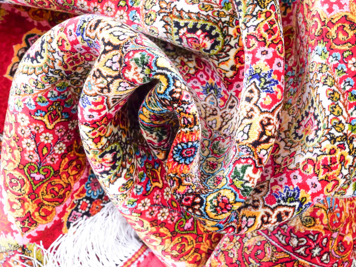 Runder Ghom Maschinenteppich "Siyavash" 170 x 170 cm, mit Medaillon, aus pflanzlicher Seide (Viskose), Rot. Teppichnummer: V79RD289H. Persian Luxury Collection by Khademi. Made in Iran / Persia – Vertrieb durch JUPITER Intl.