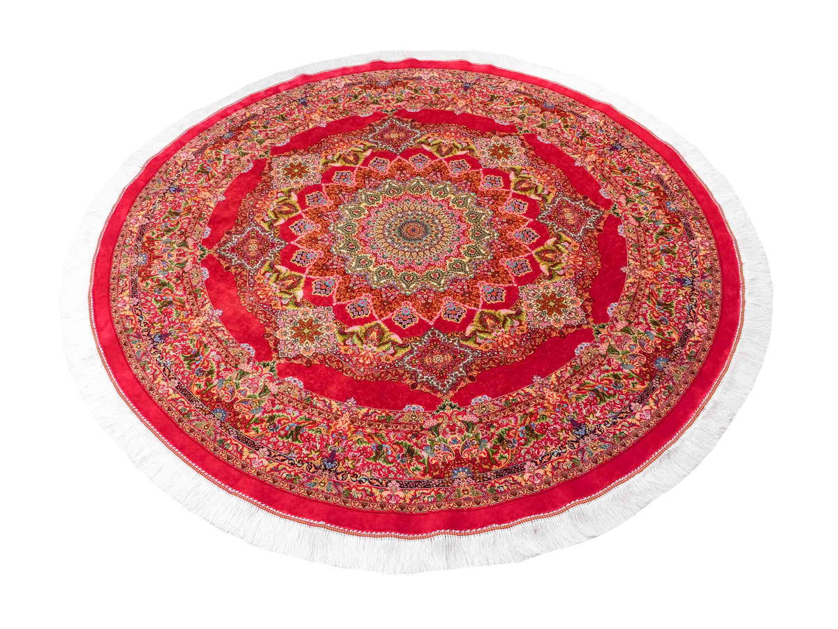 Runder Ghom Maschinenteppich "Siyavash" 170 x 170 cm, mit Medaillon, aus pflanzlicher Seide (Viskose), Rot. Teppichnummer: V79RD289H. Persian Luxury Collection by Khademi. Made in Iran / Persia – Vertrieb durch JUPITER Intl.