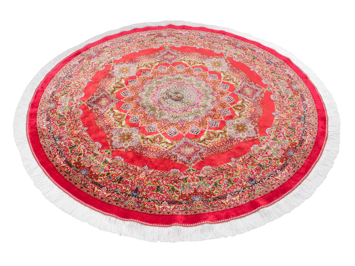 Runder Ghom Maschinenteppich "Siyavash" 170 x 170 cm, mit Medaillon, aus pflanzlicher Seide (Viskose), Rot. Teppichnummer: V79RD289H. Persian Luxury Collection by Khademi. Made in Iran / Persia – Vertrieb durch JUPITER Intl.