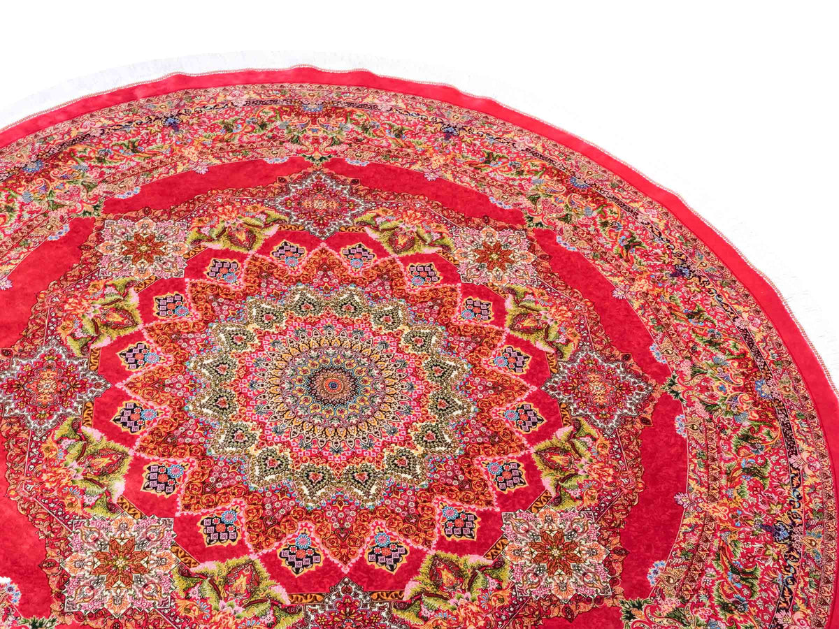 Runder Ghom Maschinenteppich "Siyavash" 170 x 170 cm, mit Medaillon, aus pflanzlicher Seide (Viskose), Rot. Teppichnummer: V79RD289H. Persian Luxury Collection by Khademi. Made in Iran / Persia – Vertrieb durch JUPITER Intl.