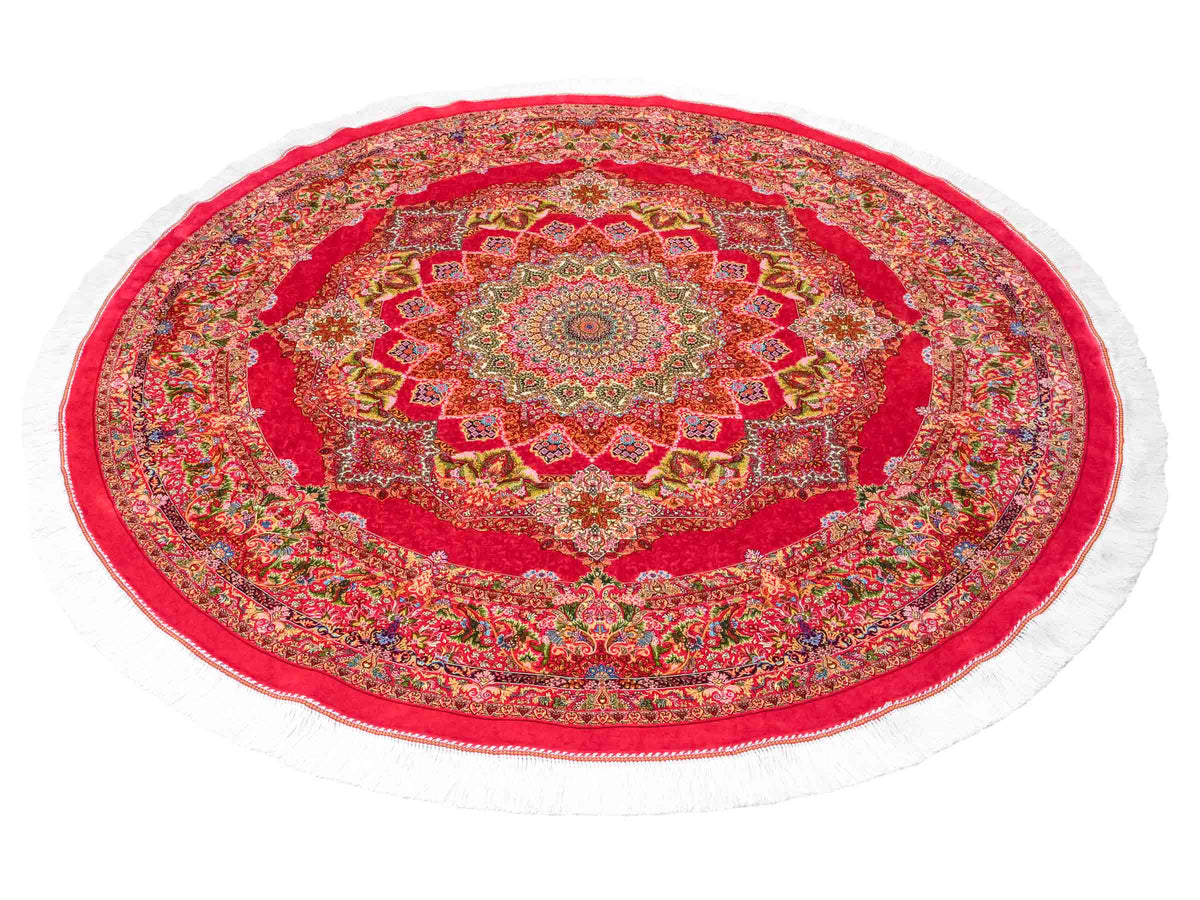 Runder Ghom Maschinenteppich "Siyavash" 170 x 170 cm, mit Medaillon, aus pflanzlicher Seide (Viskose), Rot. Teppichnummer: V79RD289H. Persian Luxury Collection by Khademi. Made in Iran / Persia – Vertrieb durch JUPITER Intl.