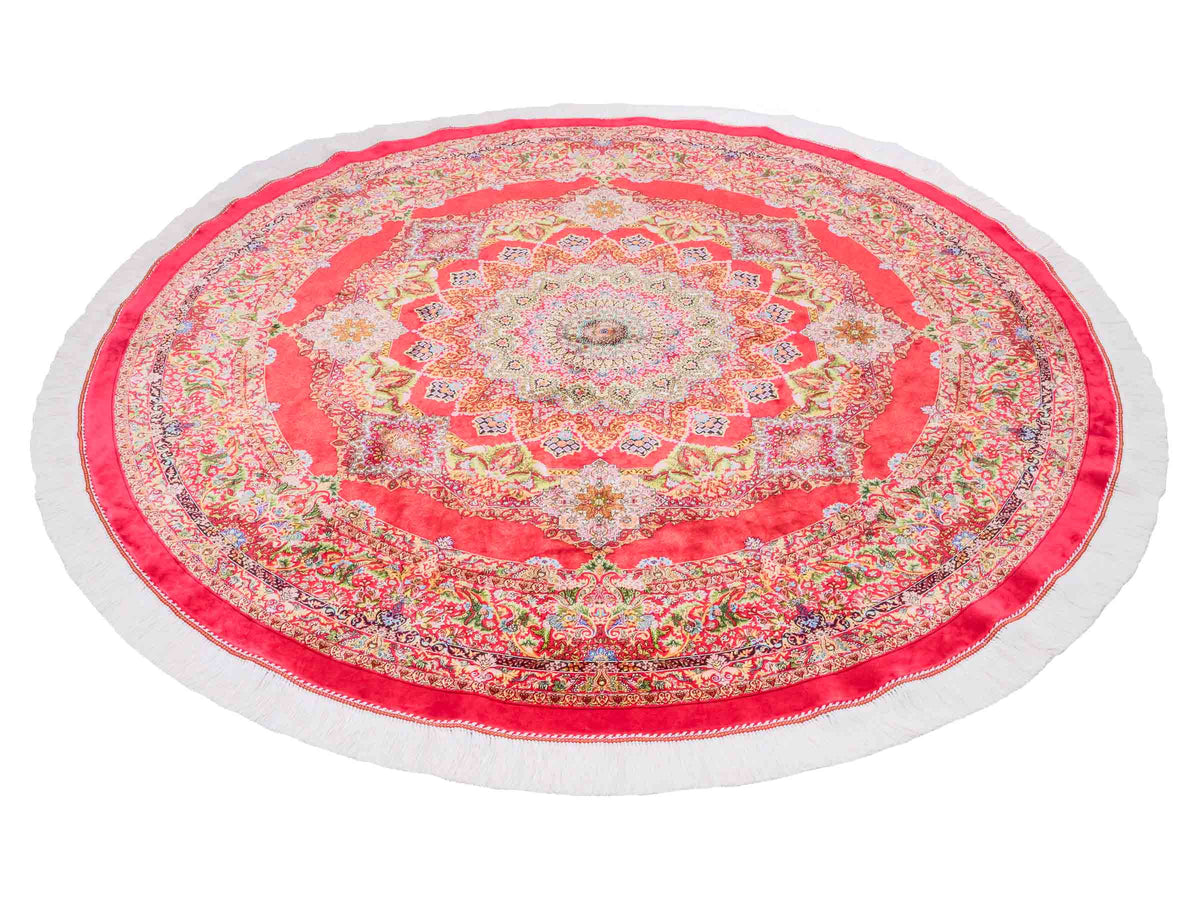 Runder Ghom Maschinenteppich "Siyavash" 170 x 170 cm, mit Medaillon, aus pflanzlicher Seide (Viskose), Rot. Teppichnummer: V79RD289H. Persian Luxury Collection by Khademi. Made in Iran / Persia – Vertrieb durch JUPITER Intl.