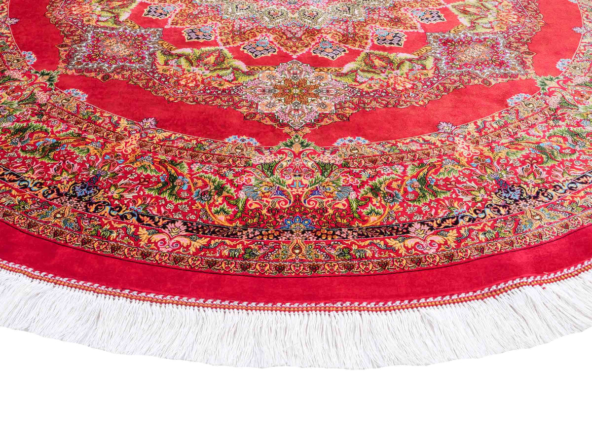 Runder Ghom Maschinenteppich "Siyavash" 170 x 170 cm, mit Medaillon, aus pflanzlicher Seide (Viskose), Rot. Teppichnummer: V79RD289H. Persian Luxury Collection by Khademi. Made in Iran / Persia – Vertrieb durch JUPITER Intl.