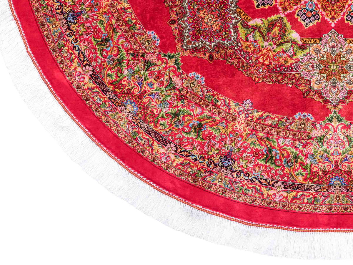 Runder Ghom Maschinenteppich "Siyavash" 170 x 170 cm, mit Medaillon, aus pflanzlicher Seide (Viskose), Rot. Teppichnummer: V79RD289H. Persian Luxury Collection by Khademi. Made in Iran / Persia – Vertrieb durch JUPITER Intl.