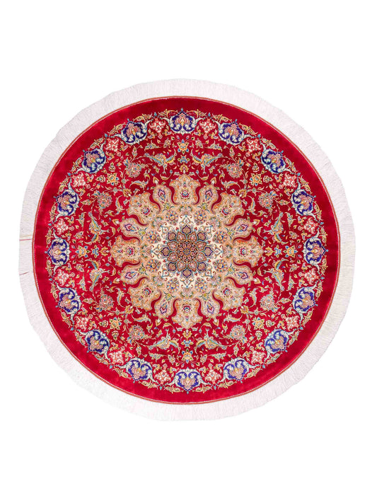 Runder Ghom Maschinenteppich "Sohrab" 142 x 142 cm, mit Medaillon, aus pflanzlicher Seide (Viskose), Rot. Teppichnummer: V80RD202H. Persian Luxury Collection by Khademi. Made in Iran / Persia – Vertrieb durch JUPITER Intl.