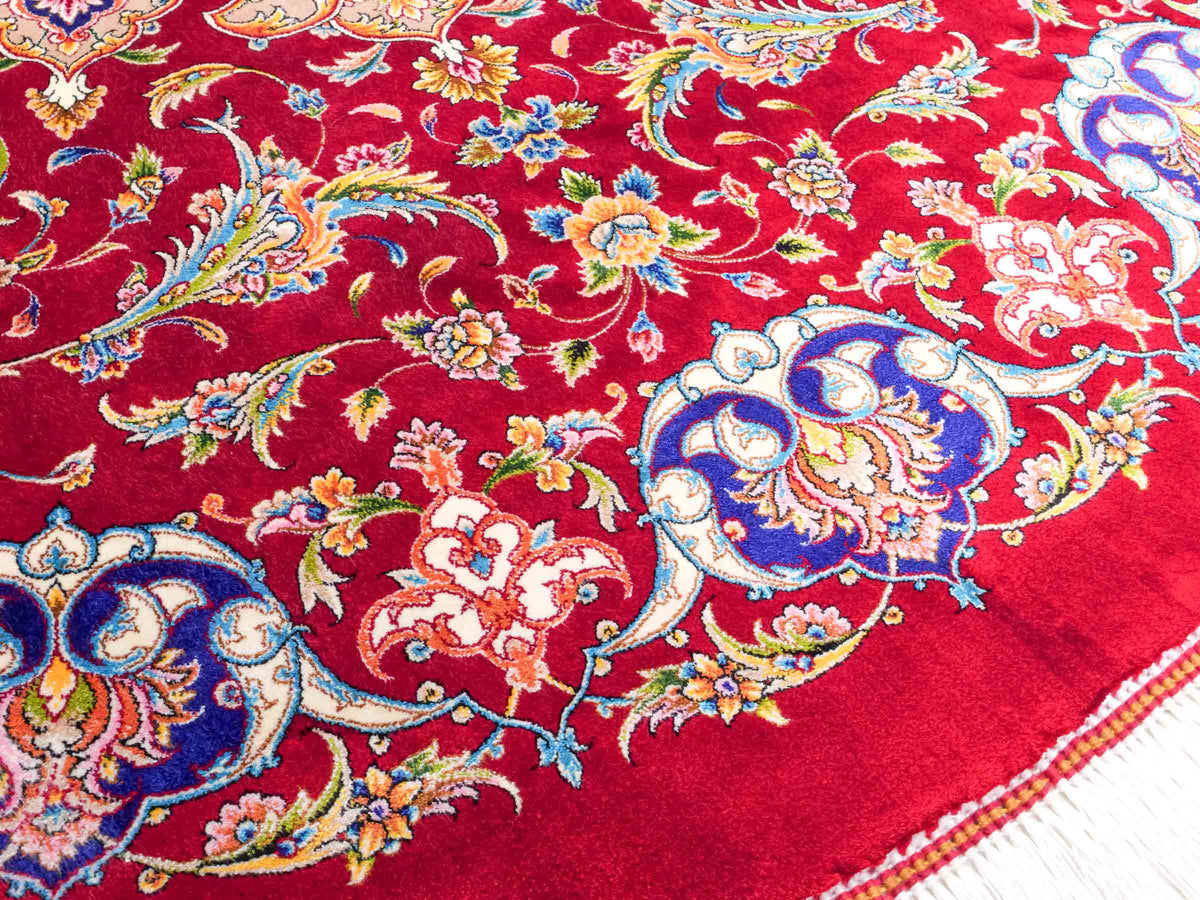 Runder Ghom Maschinenteppich "Sohrab" 142 x 142 cm, mit Medaillon, aus pflanzlicher Seide (Viskose), Rot. Teppichnummer: V80RD202H. Persian Luxury Collection by Khademi. Made in Iran / Persia – Vertrieb durch JUPITER Intl.