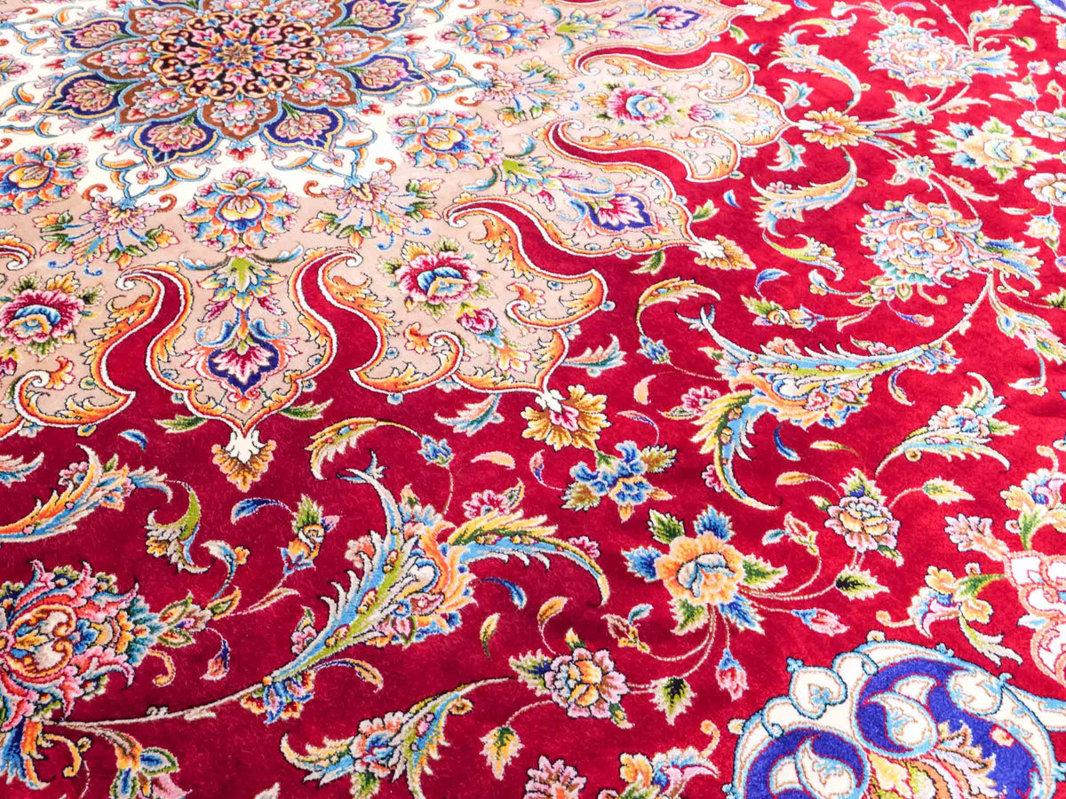 Runder Ghom Maschinenteppich "Sohrab" 142 x 142 cm, mit Medaillon, aus pflanzlicher Seide (Viskose), Rot. Teppichnummer: V80RD202H. Persian Luxury Collection by Khademi. Made in Iran / Persia – Vertrieb durch JUPITER Intl.