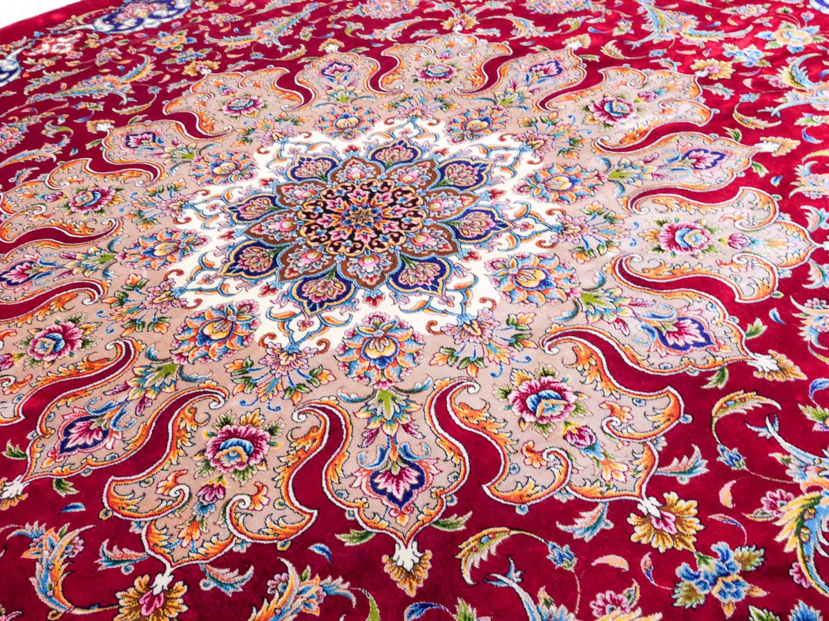 Runder Ghom Maschinenteppich "Sohrab" 142 x 142 cm, mit Medaillon, aus pflanzlicher Seide (Viskose), Rot. Teppichnummer: V80RD202H. Persian Luxury Collection by Khademi. Made in Iran / Persia – Vertrieb durch JUPITER Intl.