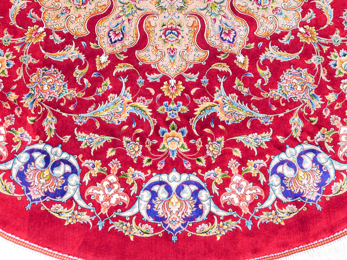 Runder Ghom Maschinenteppich "Sohrab" 142 x 142 cm, mit Medaillon, aus pflanzlicher Seide (Viskose), Rot. Teppichnummer: V80RD202H. Persian Luxury Collection by Khademi. Made in Iran / Persia – Vertrieb durch JUPITER Intl.