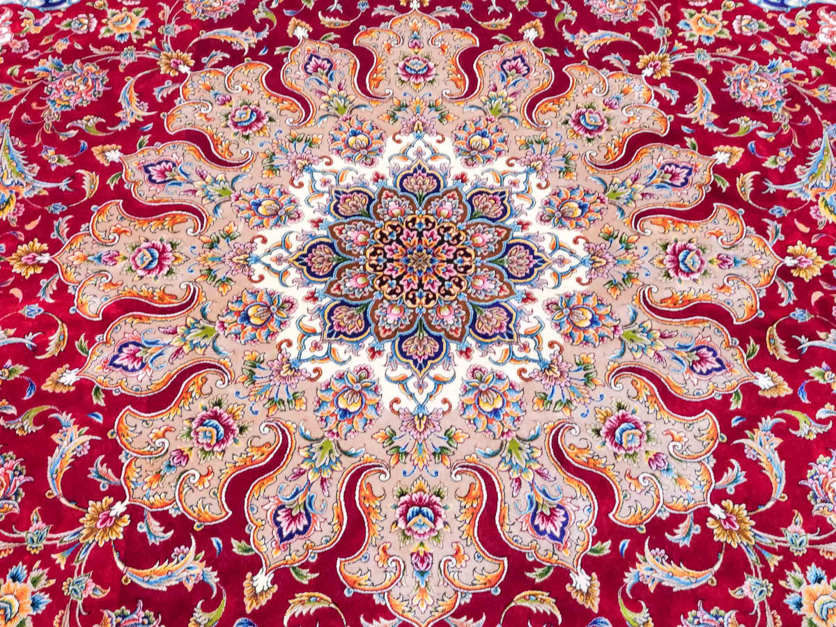 Runder Ghom Maschinenteppich "Sohrab" 142 x 142 cm, mit Medaillon, aus pflanzlicher Seide (Viskose), Rot. Teppichnummer: V80RD202H. Persian Luxury Collection by Khademi. Made in Iran / Persia – Vertrieb durch JUPITER Intl.