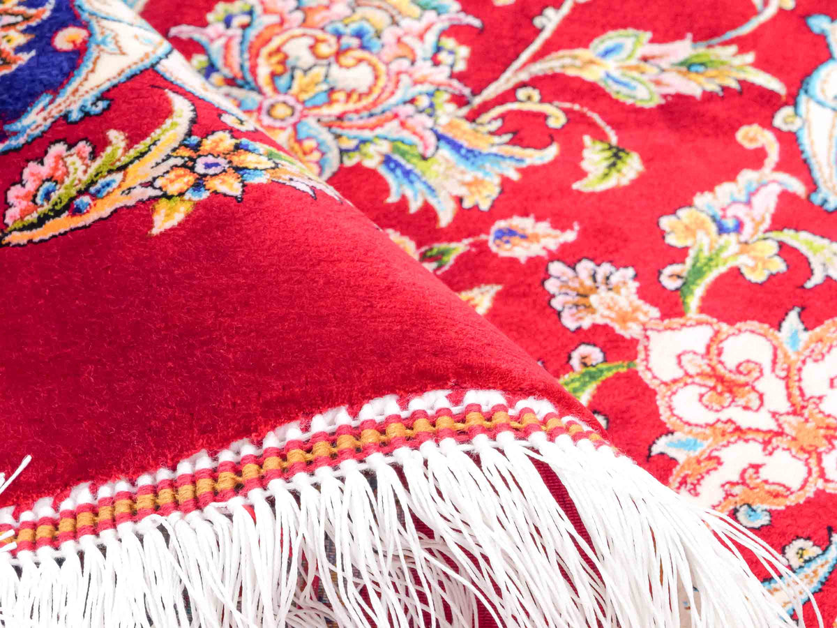 Runder Ghom Maschinenteppich "Sohrab" 142 x 142 cm, mit Medaillon, aus pflanzlicher Seide (Viskose), Rot. Teppichnummer: V80RD202H. Persian Luxury Collection by Khademi. Made in Iran / Persia – Vertrieb durch JUPITER Intl.