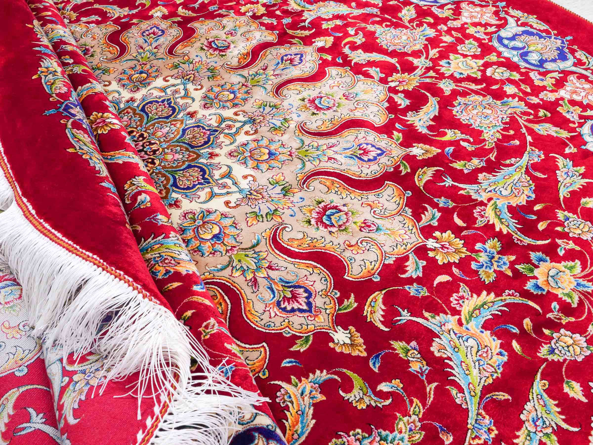 Runder Ghom Maschinenteppich "Sohrab" 142 x 142 cm, mit Medaillon, aus pflanzlicher Seide (Viskose), Rot. Teppichnummer: V80RD202H. Persian Luxury Collection by Khademi. Made in Iran / Persia – Vertrieb durch JUPITER Intl.
