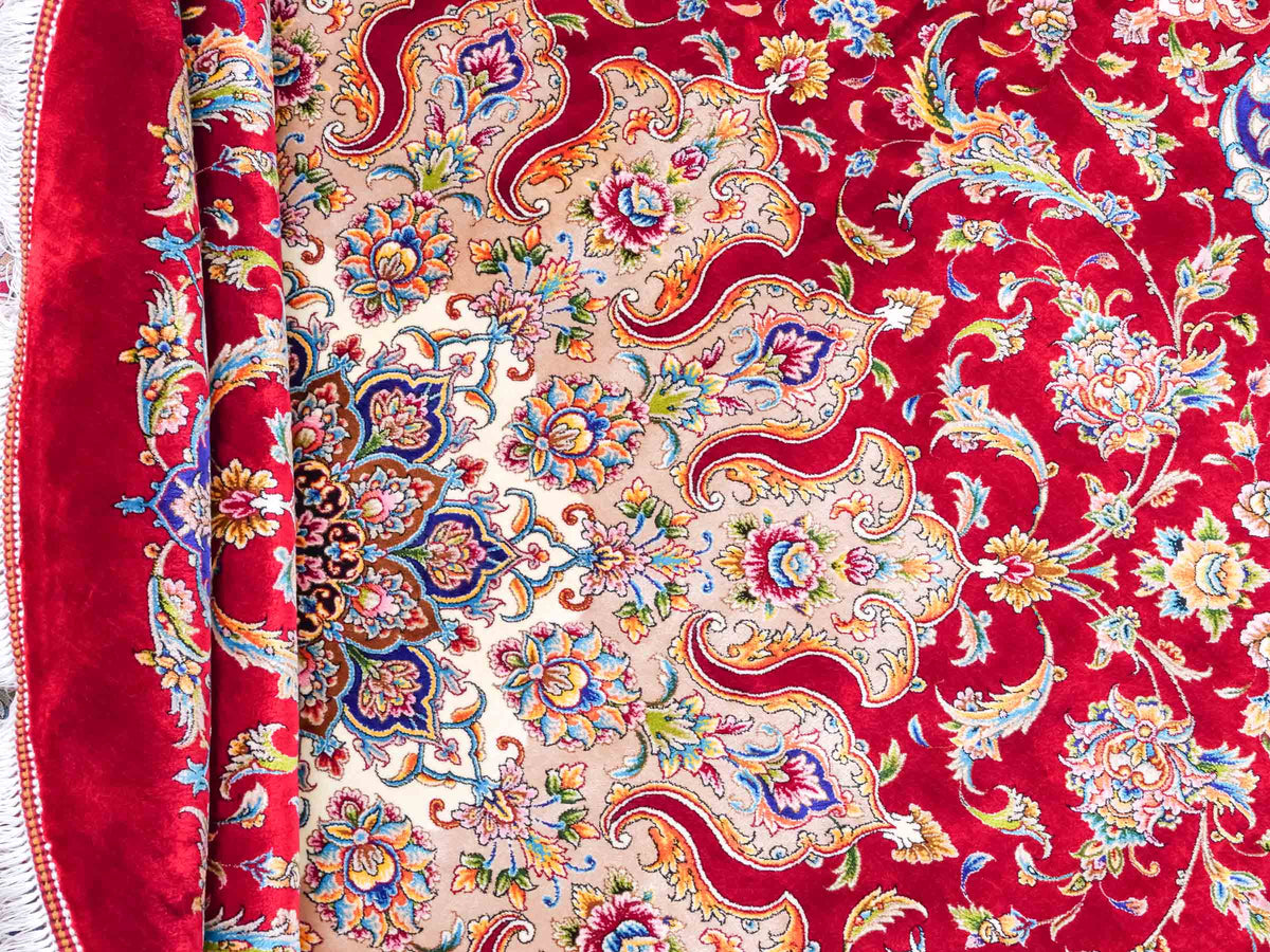 Runder Ghom Maschinenteppich "Sohrab" 142 x 142 cm, mit Medaillon, aus pflanzlicher Seide (Viskose), Rot. Teppichnummer: V80RD202H. Persian Luxury Collection by Khademi. Made in Iran / Persia – Vertrieb durch JUPITER Intl.